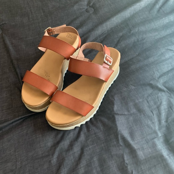 Womens sandals wore once size 9 - Picture 2 of 2